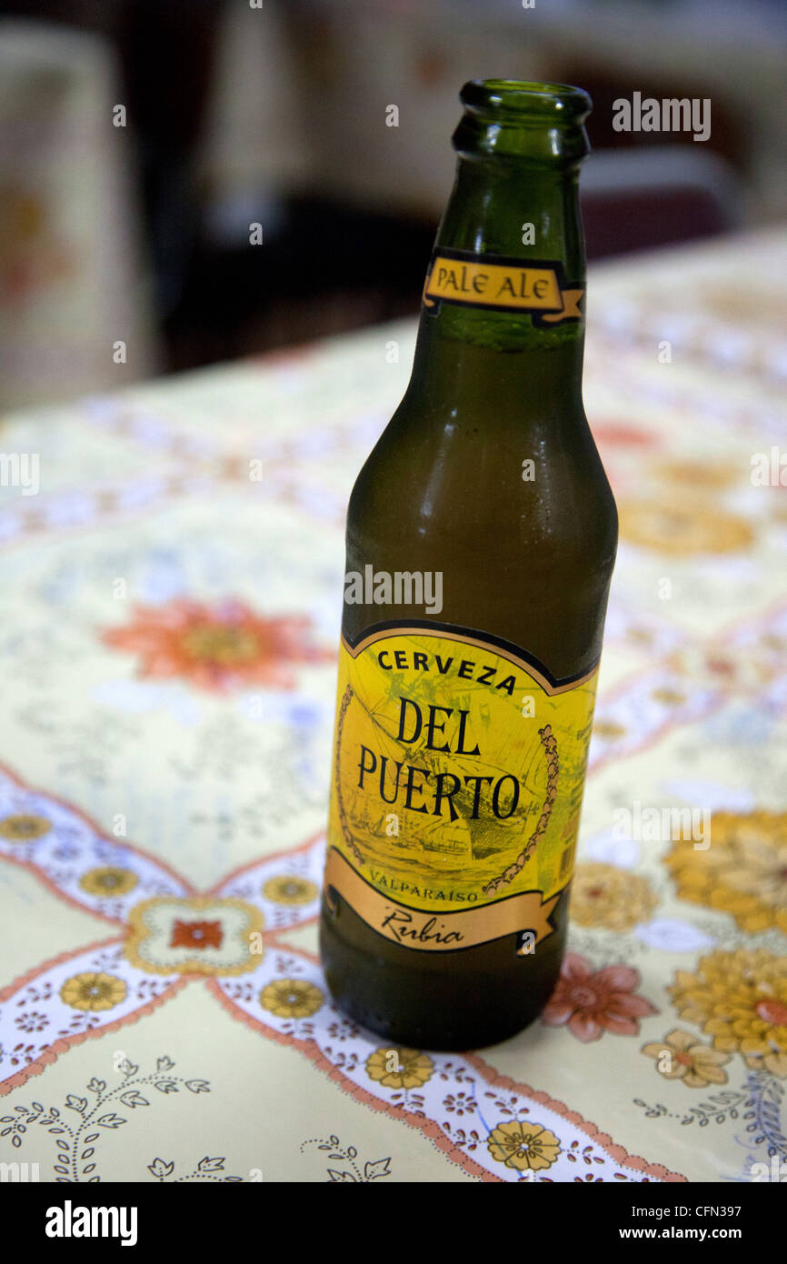 https://c8.alamy.com/comp/CFN397/a-beer-from-a-local-valparaiso-microbrewery-cervecera-del-puerto-at-CFN397.jpg