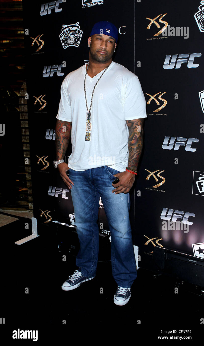 DJ Big Dee XS Kicks Off Magic With Famous Stars and Straps Party featuring a