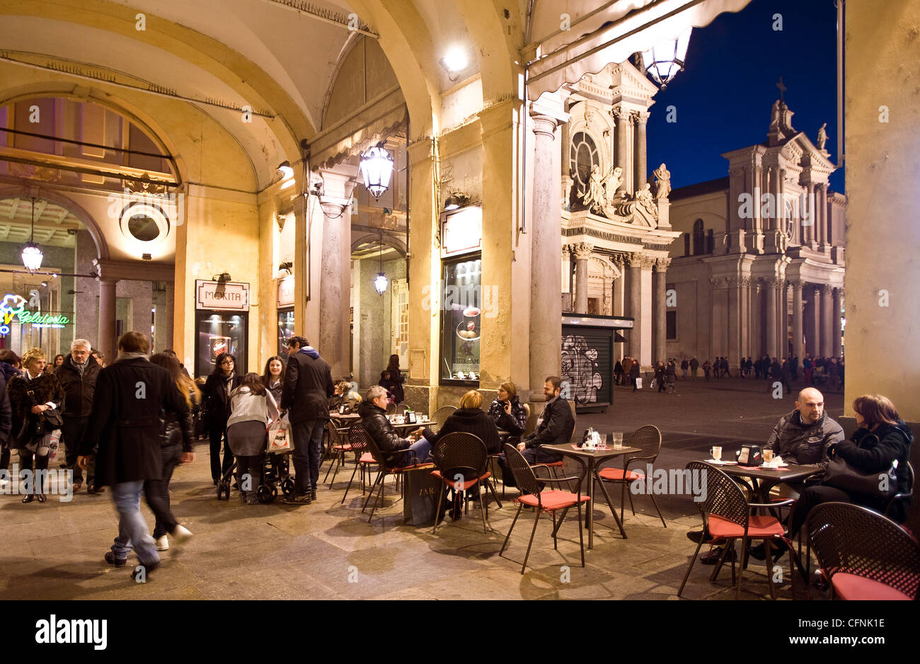 Piemonte Torino Piazza Locali e Bar nella Piazza Stock Photo