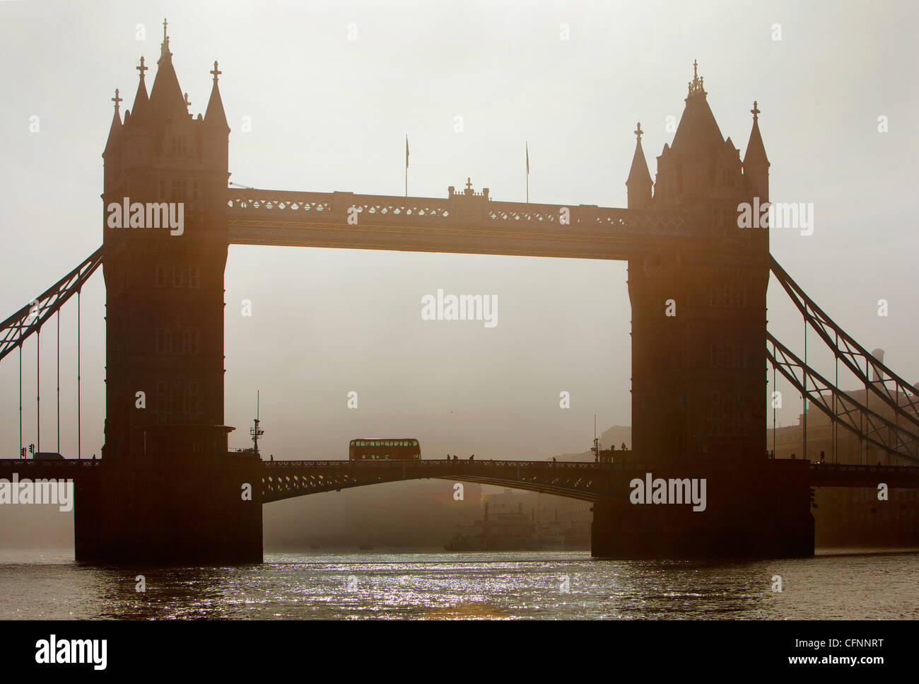 https://c8.alamy.com/comp/CFNNRT/a-bus-crossing-tower-bridge-in-the-morning-mist-of-dawn-CFNNRT.jpg