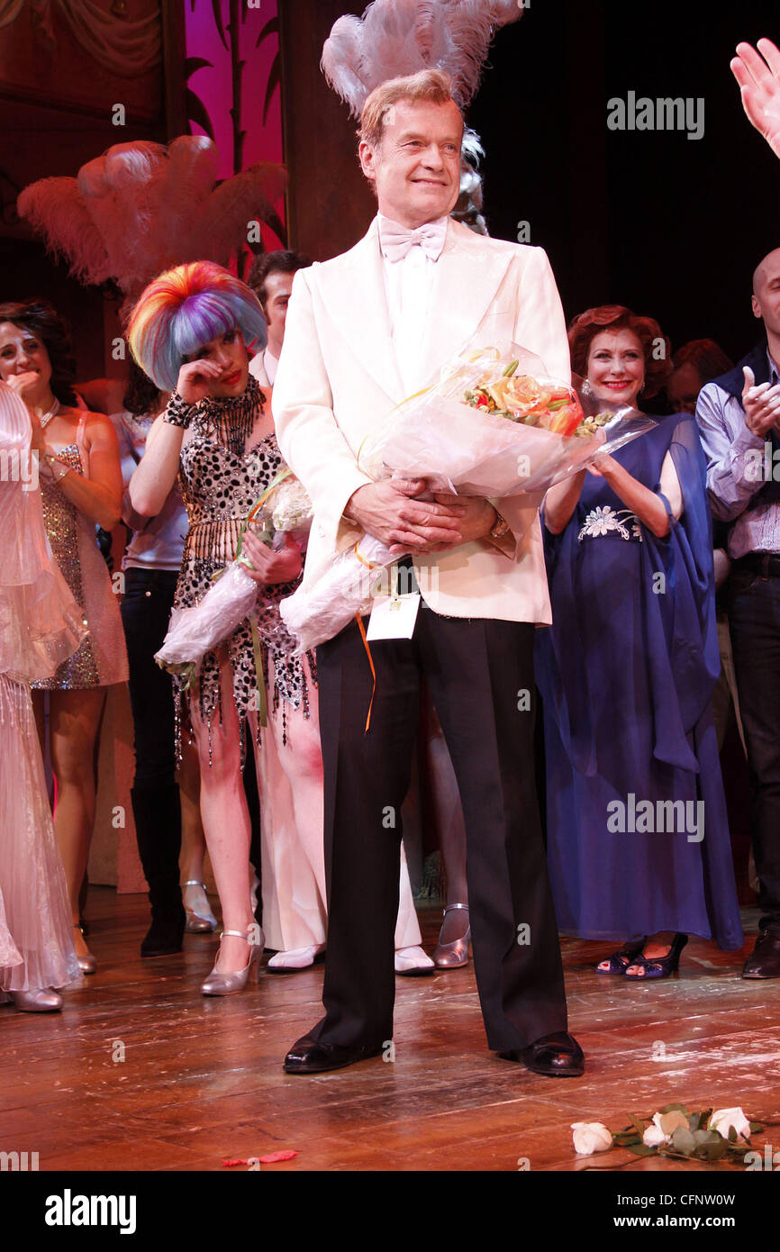 Kelsey Grammer and cast Final performance of Kelsey Grammer and Douglas