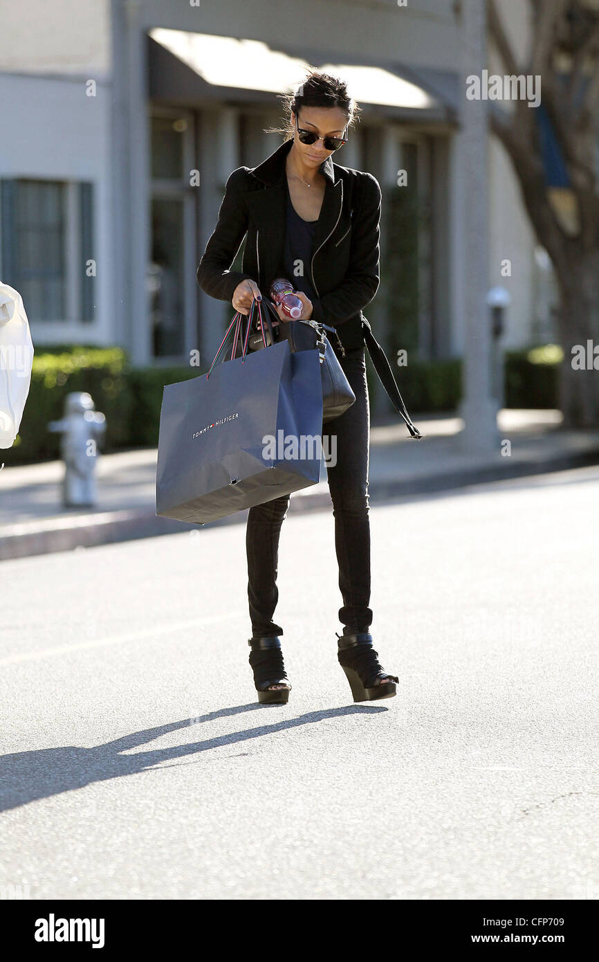 gentage Specialist konvertering Zoe Saldana in Beverly Hills running errands and shopping at Tommy Hilfiger  in tight fitting jeans Los Angeles, California - 03.02.11 Stock Photo -  Alamy