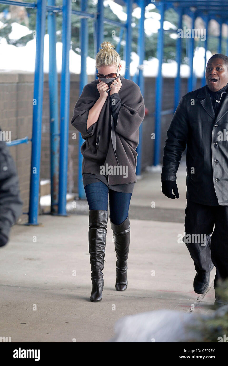 Katherine Heigl covers her face with her coat as she walks in black thigh  length boots on the set of 'New Year's Eve'. New York City, USA - 03.02.11  Stock Photo - Alamy