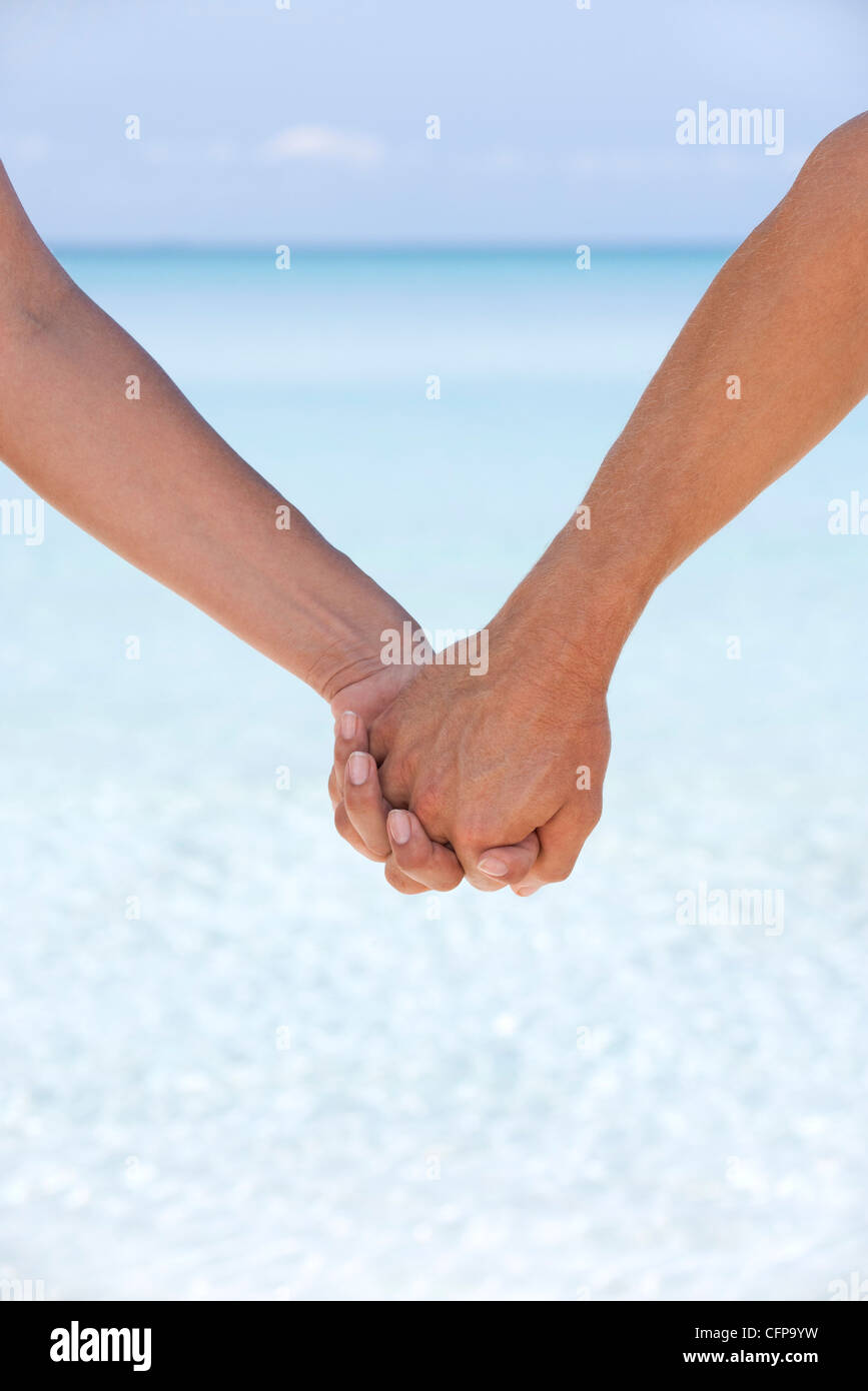 Man woman holding hands beach hi-res stock photography and images - Alamy