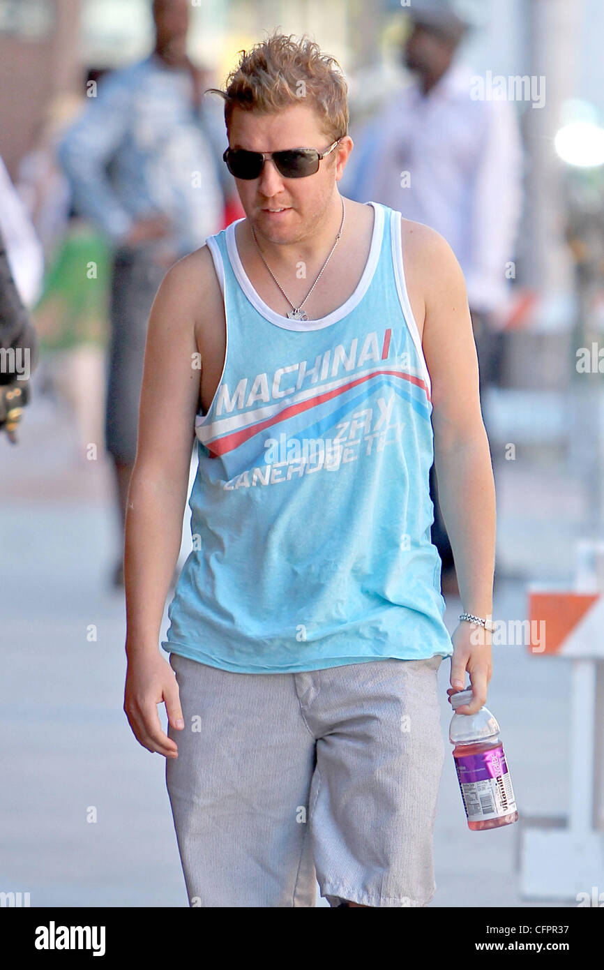 Nick Swardson leaving a medical centre in Beverly Hills carrying a bottle  of Vitaminwater Los Angeles, California - 14.09.10 Stock Photo - Alamy, image size:866x1390