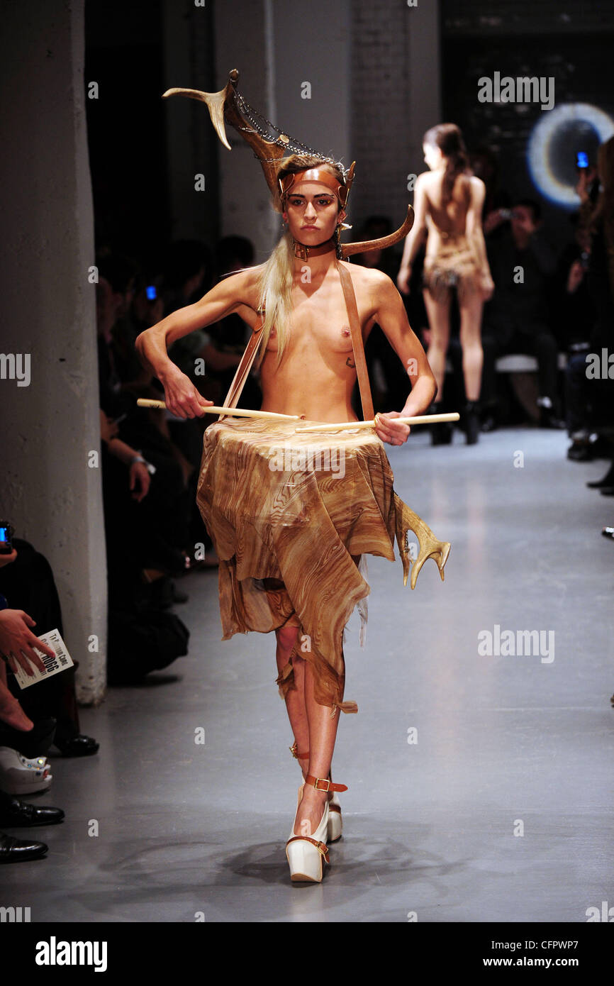 topless-catwalk-models 
