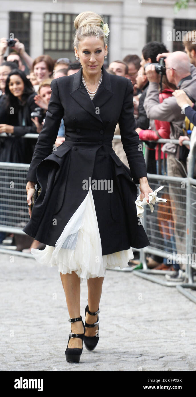 Sarah Jessica Parker Alexander McQueen memorial service held at St. Paul's  Cathedral - Arrivals. London, England - 20.09.10 Stock Photo - Alamy