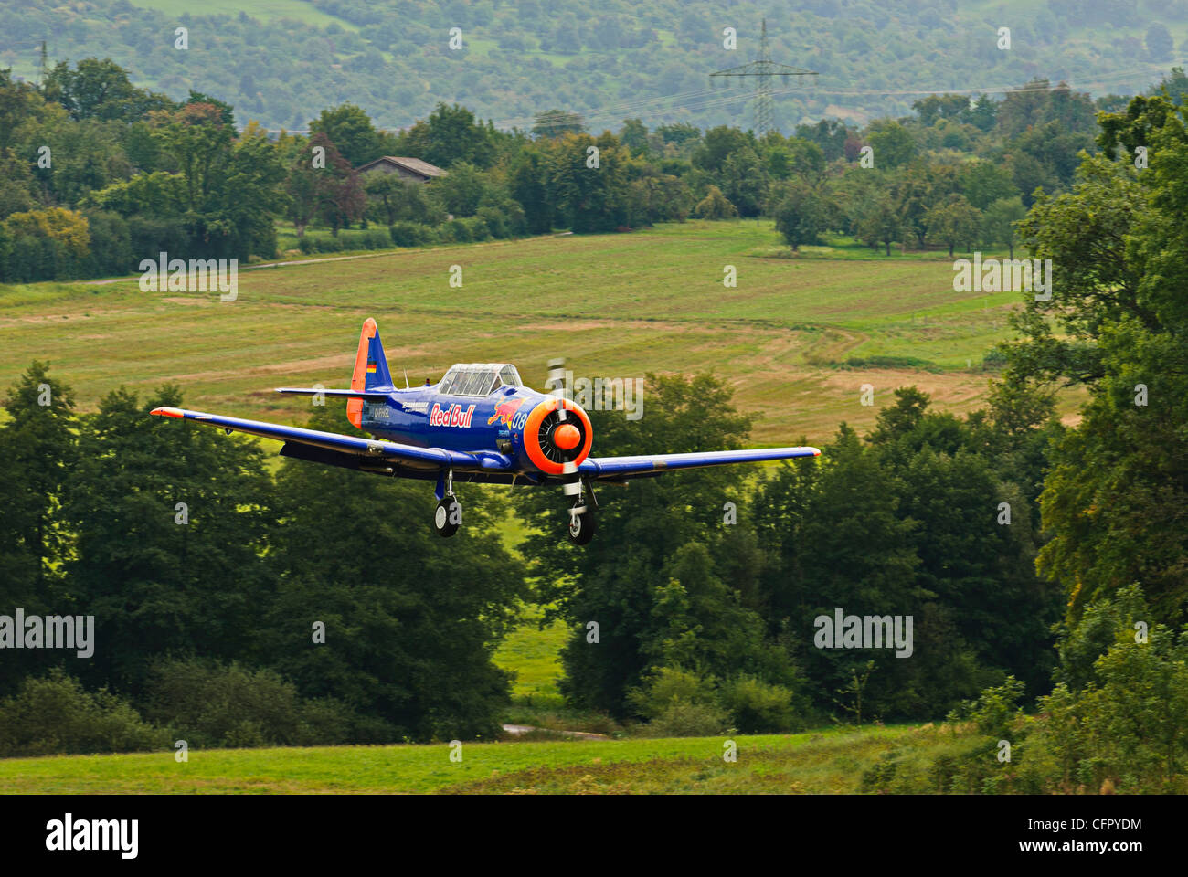 “1953” North American T6 “Red Bull” landing approach at the Hahnweide vintage air show, Kirchheim-Teck, Germany Stock Photo