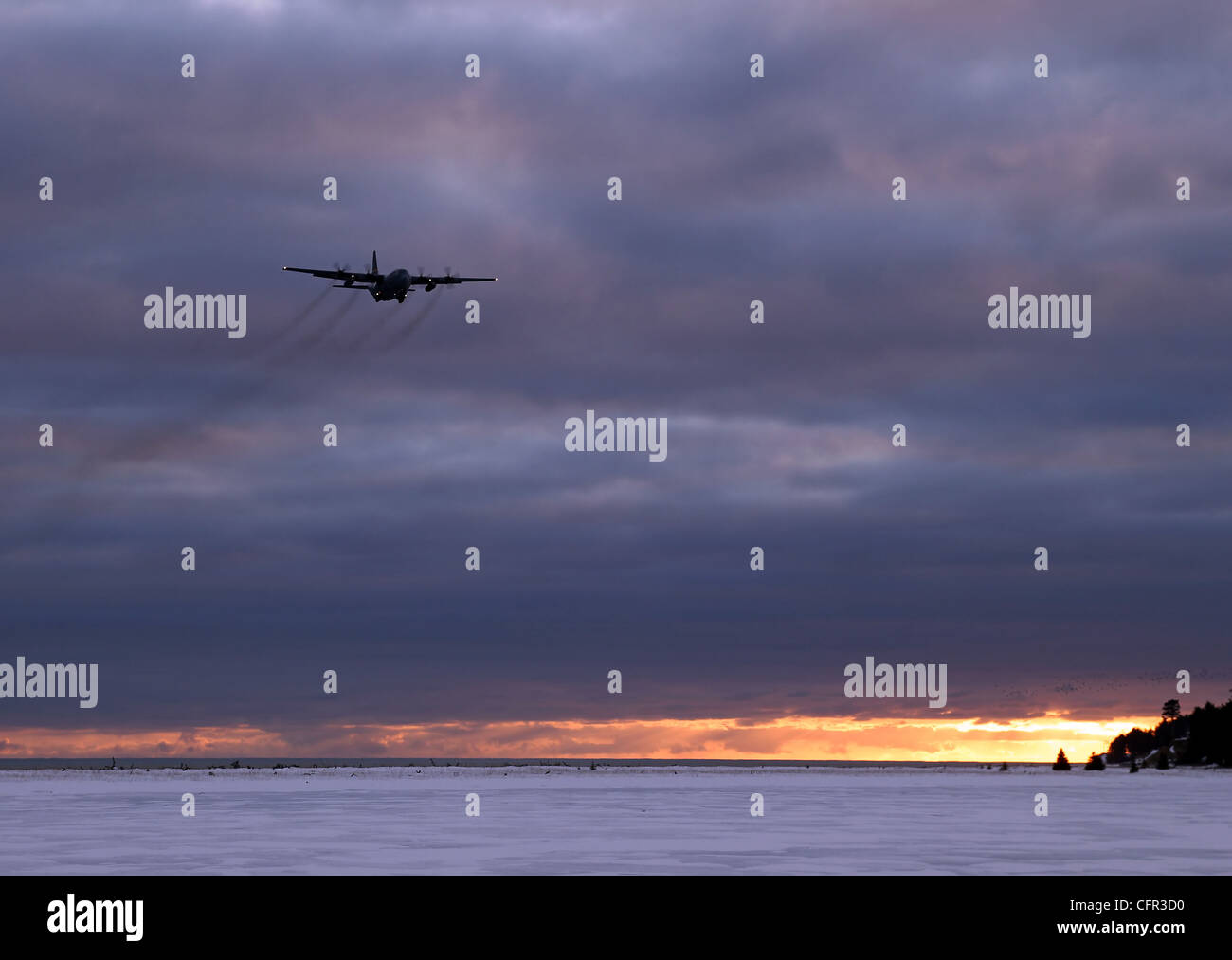 Plane flying into sunset hi-res stock photography and images - Alamy