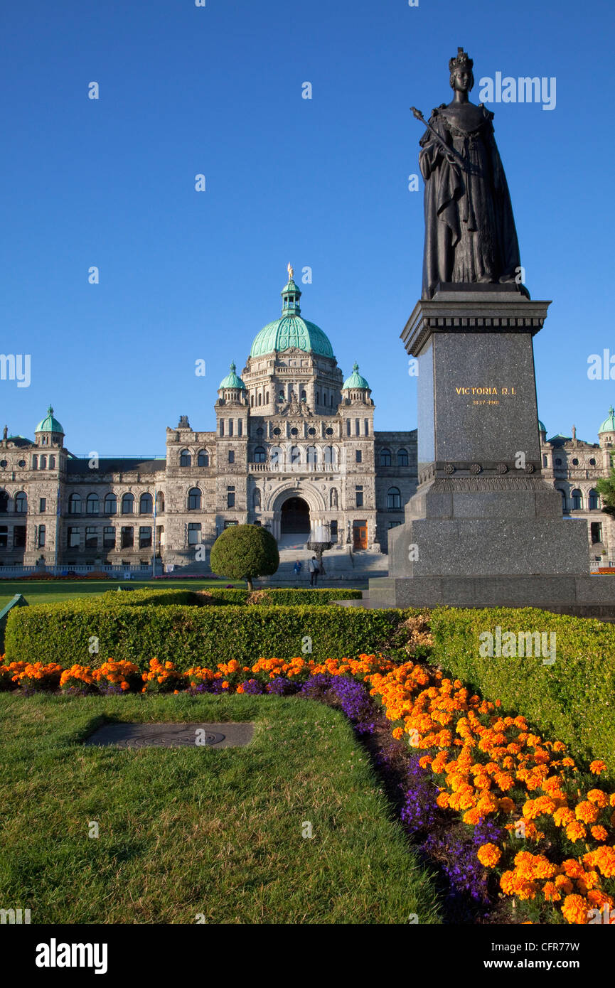 Statue of Queen Victoria and Parliament Building, Victoria, Vancouver