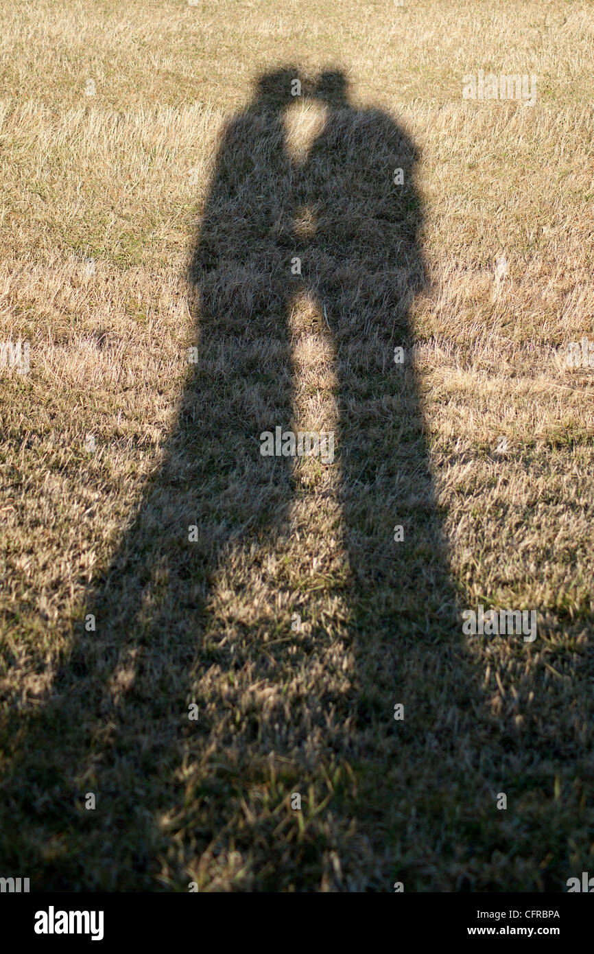 shadows of a woman and a man kissing Stock Photo - Alamy