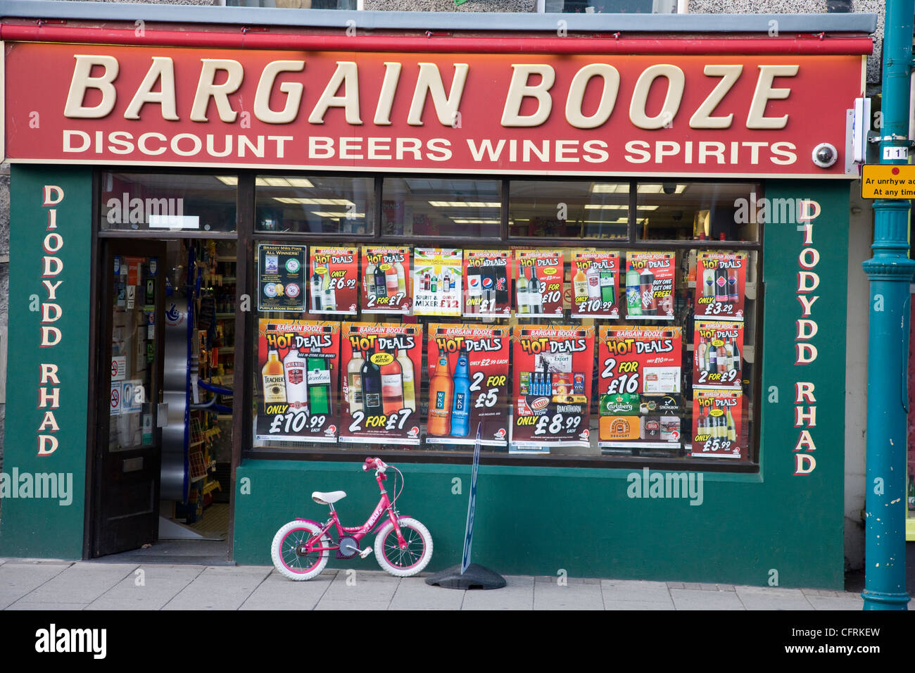 Bargain Booze wine, beer and spirits off licence shop in Porthmadog, North Wales Stock Photo Alamy