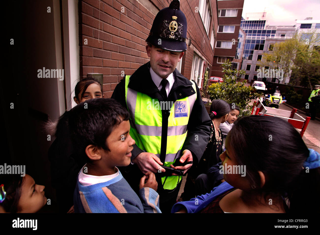 City of London Police working with children in Aldgate estate, UK Stock Photo
