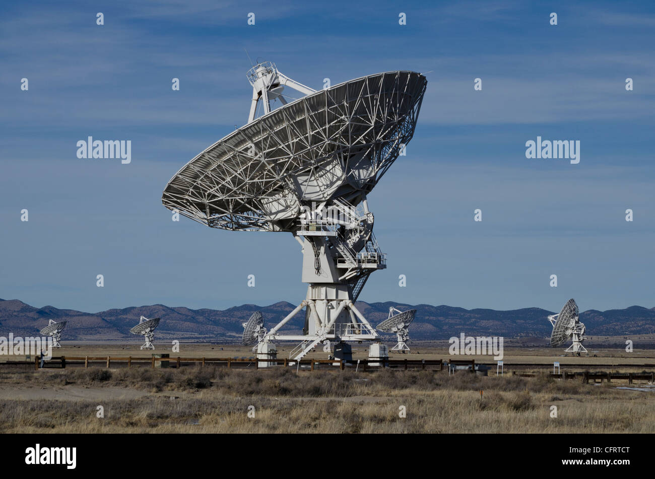 VLA, Very Large Array, NM, NRAO, National Radio Astronomy Observatory,  daylight, one large against smaller radio telescopes Stock Photo - Alamy