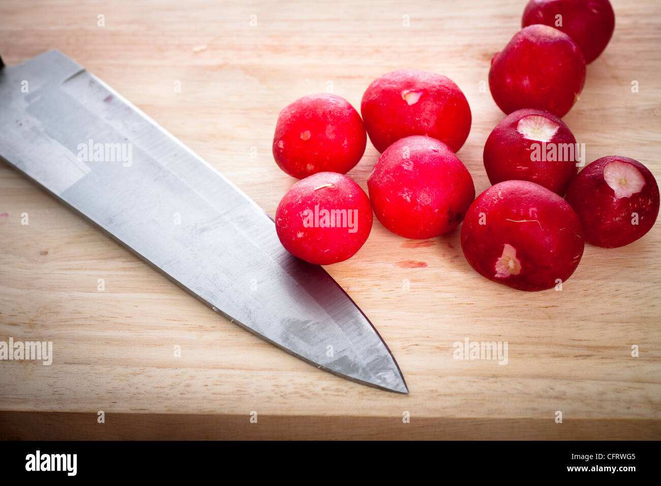 https://c8.alamy.com/comp/CFRWG5/detail-of-chopping-board-with-knife-and-fresh-radishes-CFRWG5.jpg