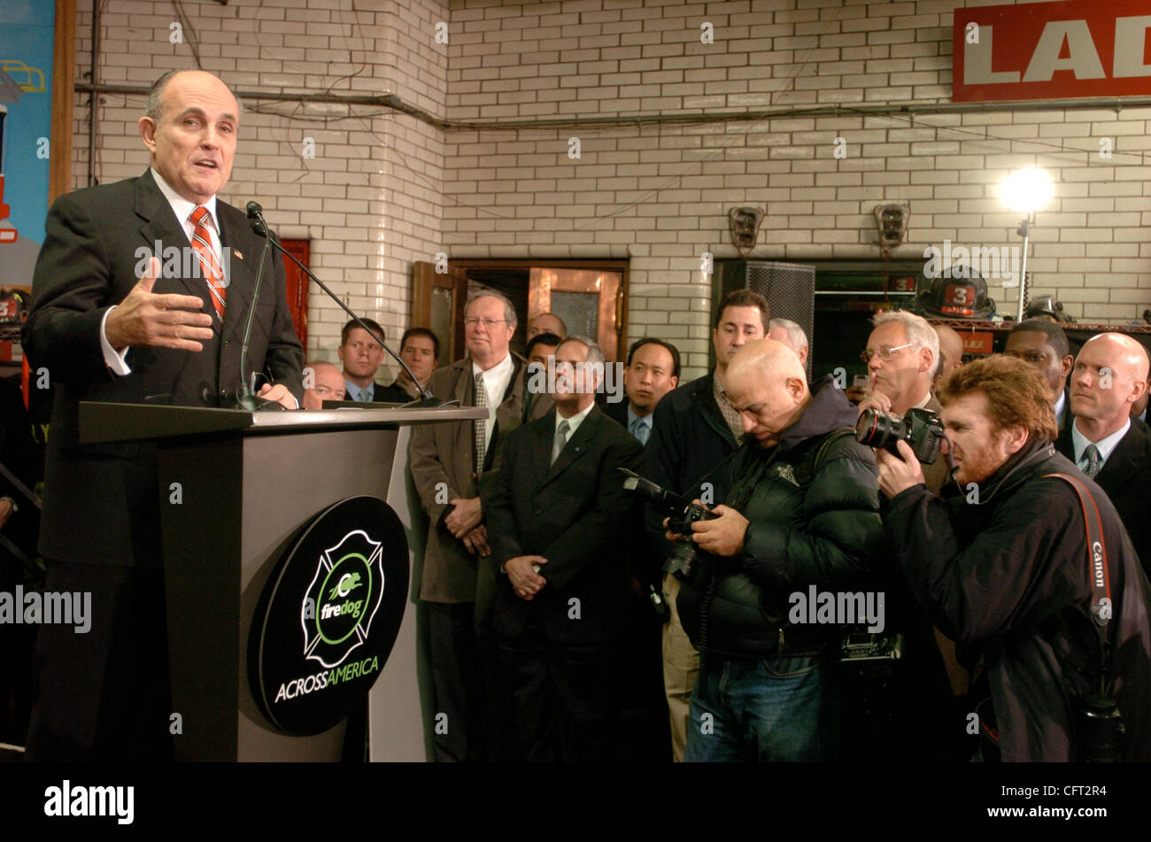 Former New York City Mayor Rudolph Giuliani speaks at the Ladder 3 / Battalion 6 firehouse in the East Village as Circuit City launches 'firedog Across America'. Circuit City's 'firedog Across America'  is an online essay contest asking Americans to nominate their local firehouses (both volunteer an Stock Photo