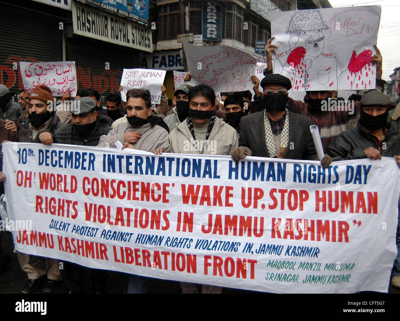 An activist of Jammu Kashmir Liberation Front (JKLF), protest  during a protest to mark the World Human Rights Day, in Srinagar, the summer capital of Indian Kashmir, Sunday 10 December 2006. Indian police detained dozens of leaders and activists of JKLF as they held protests to highlight alleged hu Stock Photo