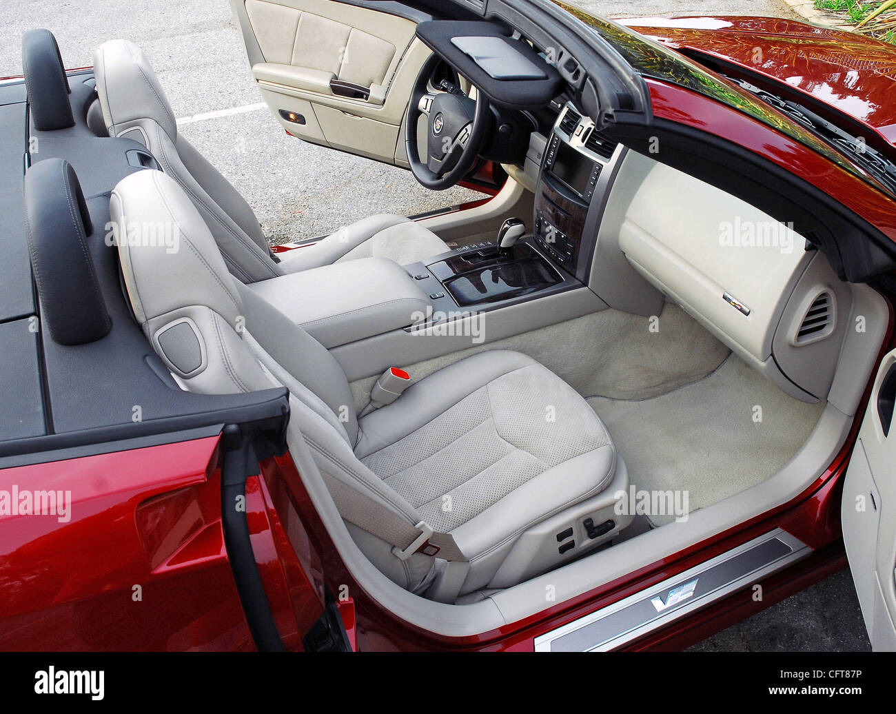 2007 Cadillac XLRV interior front seats Stock Photo Alamy