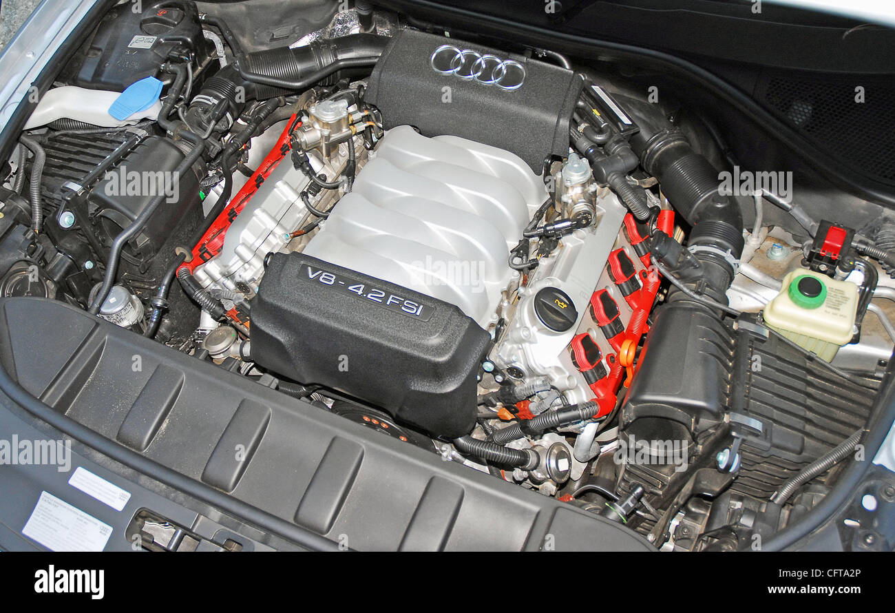 350 horsepower 4.2 liter V8 Engine 2007 Audi Q7 Stock Photo - Alamy