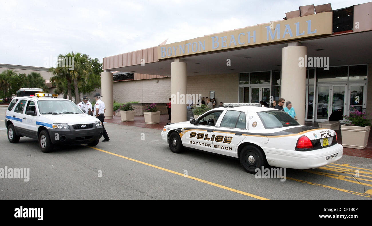 122606 SC met BB Mall (4of4) Staff photo by Bob Shanley / The Palm