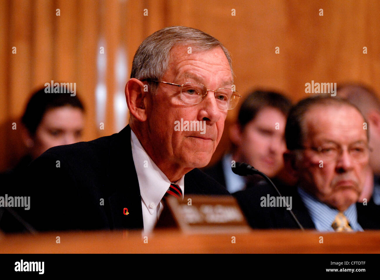 Jan 09, 2007 - Washington, DC, USA - Senator GEORGE VOINOVICH (R-OH) questions a panel before the Senate Committee on Homeland Security and Government Affairs hearing on implementing recommendations made by the 9/11 Commission. Stock Photo