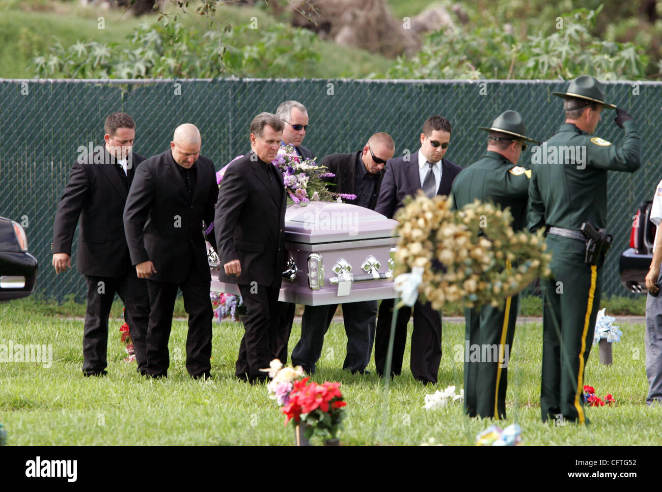 011207 met funeral Staff photo by Richard Graulich/The Palm Beach Post 0032264A WEST PALM BEACH - Pallbearers carry Cathy Bryant's casket to a gravesite at Hillcrest Memorial Park during services in West Palm Beach Friday afternoon.  Cathy Bryant and her husband David, both retired in 2004 from the  Stock Photo