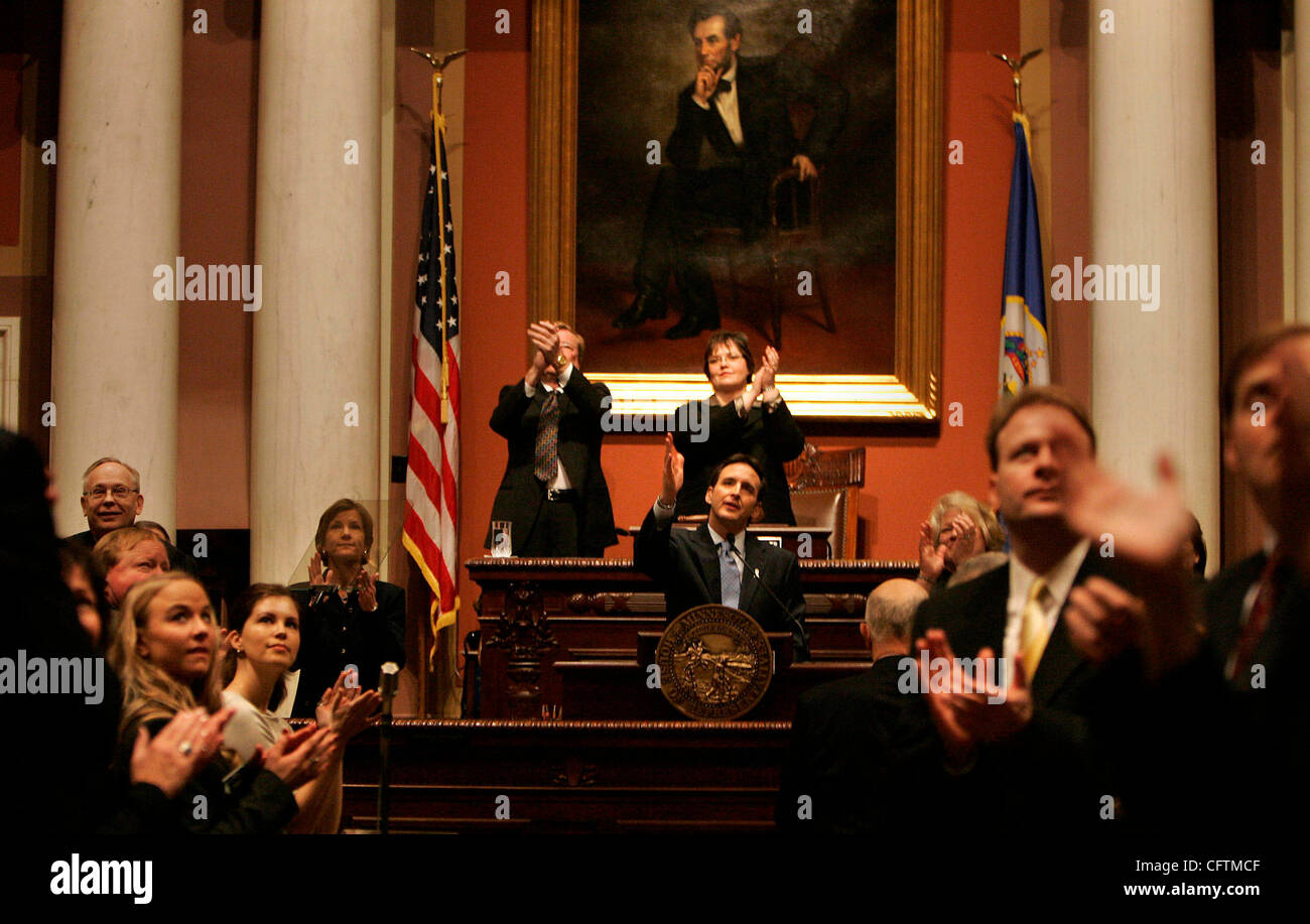 DAVID JOLES ¥ djoles@startribune.com St. Paul, MN - Jan. 17, 2007 - Minnesota Gov. Tim Pawlenty acknowleges the family of a soldier headed to Iraq during his State of the State address in the House Chambers of the State Capitol in St. Paul. Among the topics Pawlenty addressed were an increase in pub Stock Photo