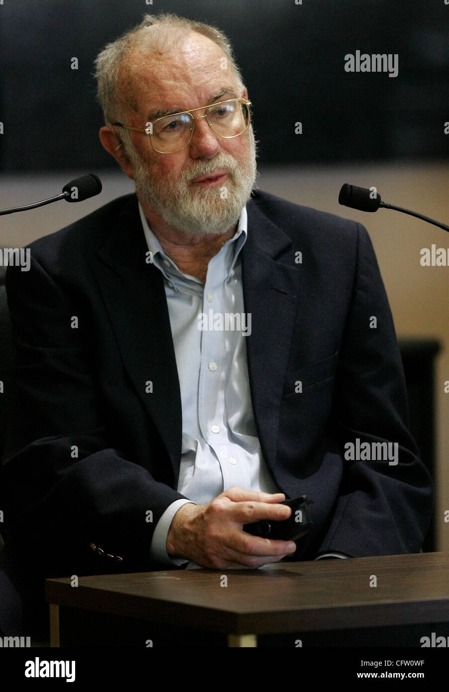 Jan 29, 2007 - West Palm Beach, FL, USA - FRED KELLER shows members of the jury  how he perceived Wolfgang Keil's cellphone as a gun while he takes the stand on Monday in his murder retrial at the Palm Beach County Courthouse in West Palm Beach. Keller said he acted in self-defense when he shot Wolf Stock Photo