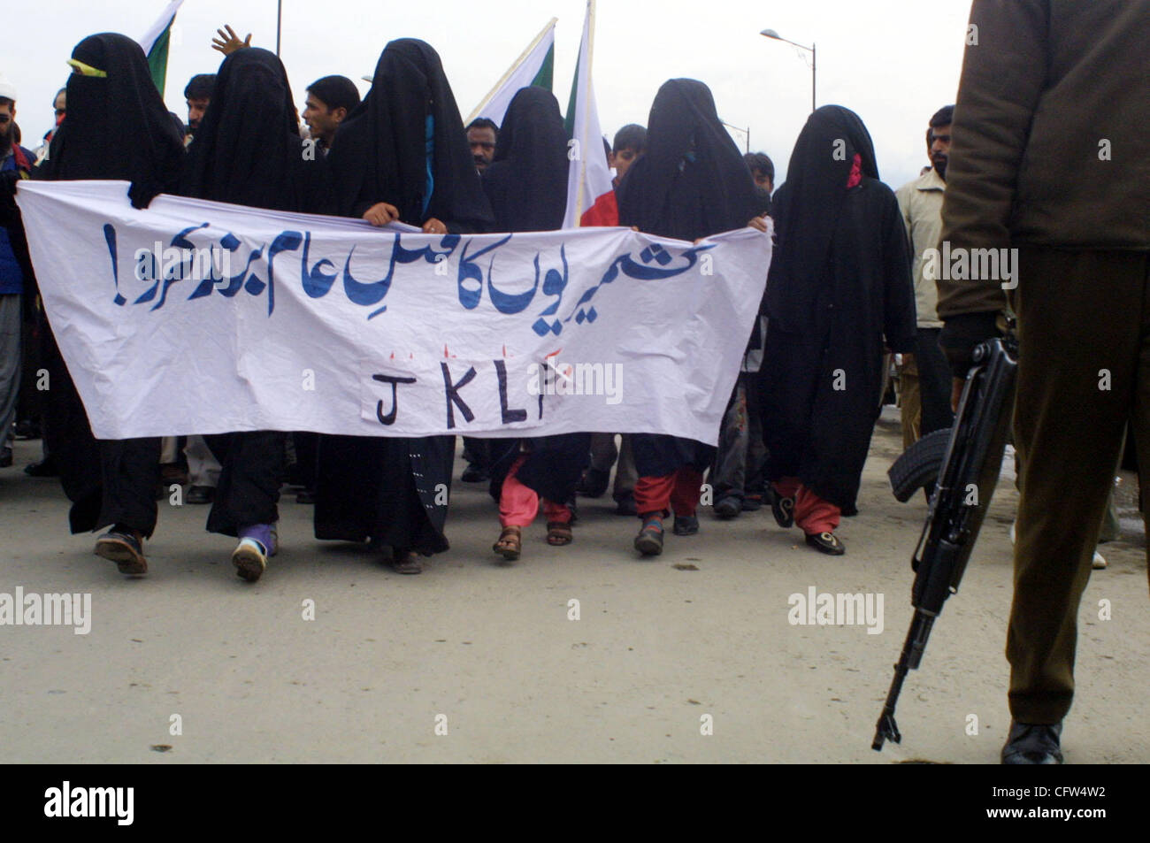 Kashmiri muslim women protesters shout pro-freedom and anti-police ...