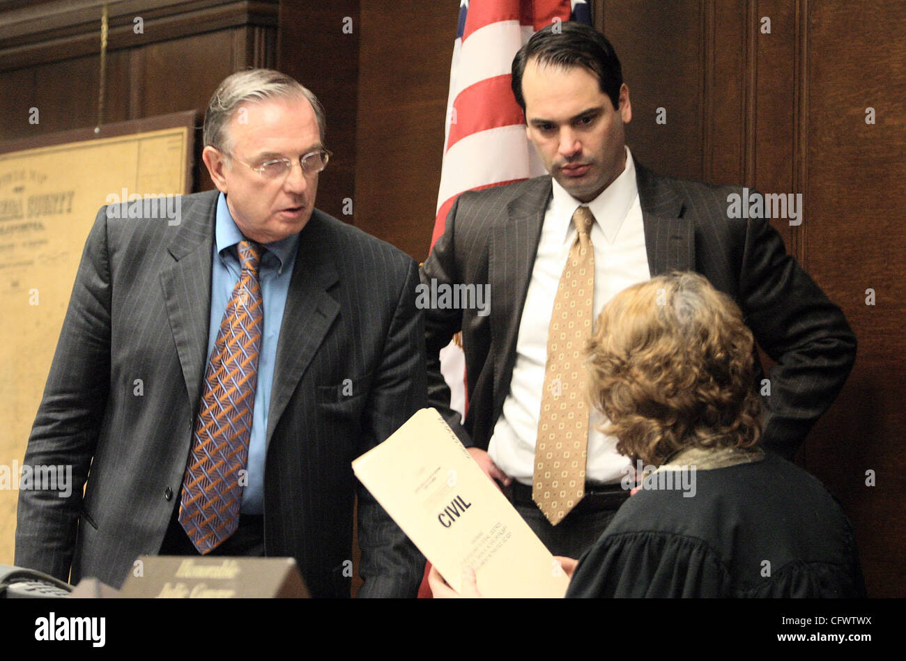 Mar 09, 2007 - Oakland, CA, USA - Hans Reiser's attorney, WILLIAM DUBOIS , and prosecutor, GREG DOLGE approach Superior Court Judge, JULIE CONGER, during the hearing to decide there is enough evidence for a murder trail against Hans Reiser in the murder of his ex-wife, Nina Reiser at the Rene C. Dav Stock Photo