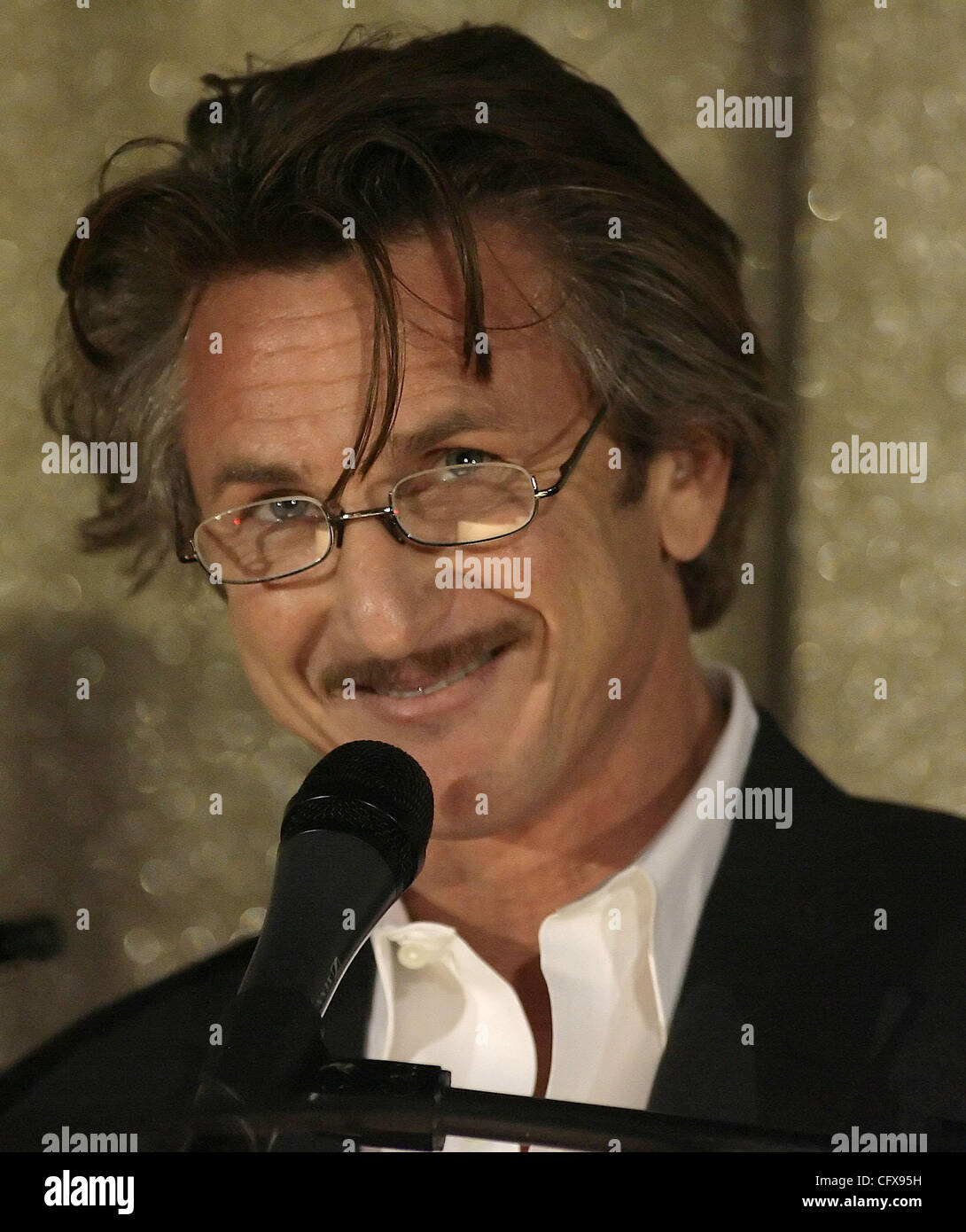 Mar 24, 2007 Oakland, CA, USA Actor SEAN PENN smiles as he speaks