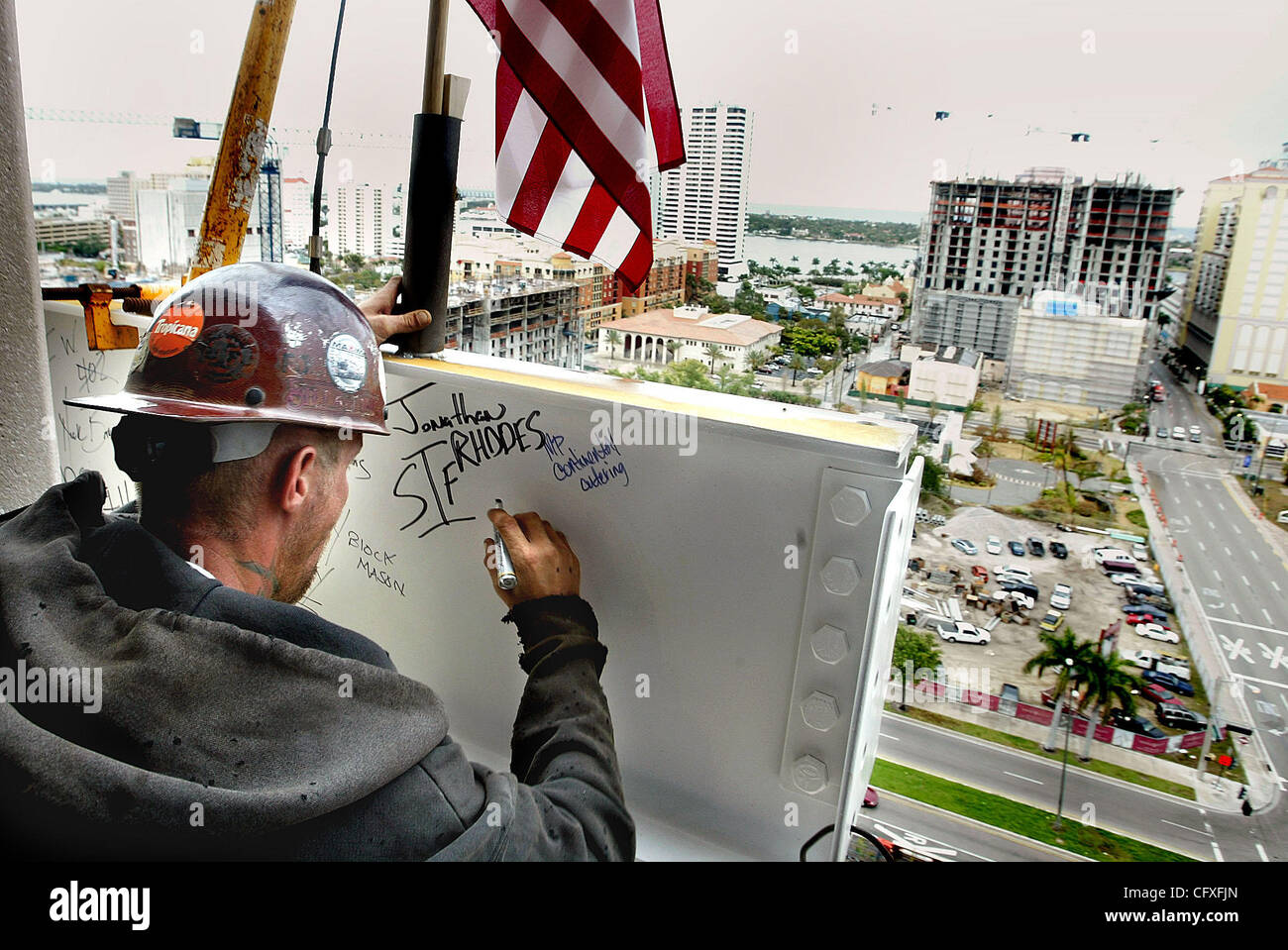 041207 met cityplace 2of5 -- Palm Beach Post staff photo by Taylor Jones/0036556A. WITH STORY? WEST PALM BEACH.  Jonathan Rhodes(cq), a steel fabricator from Port St. Lucie, signs a steel beam while on the 12th floor of CityPlace Tower, the first major office building in West Palm Beach to be constr Stock Photo