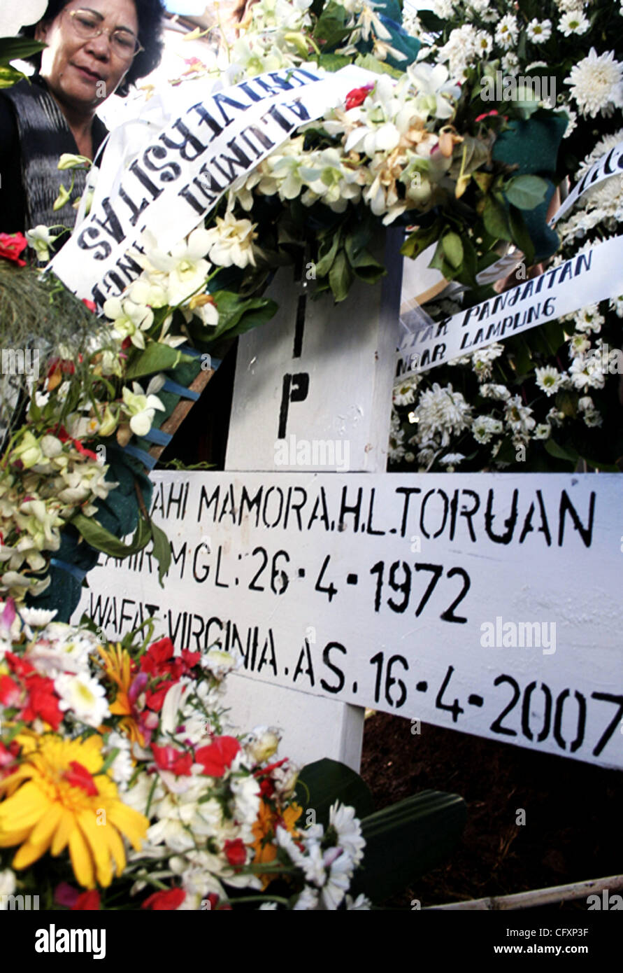 Jakarta, Indonesia  Relative of Partahi Mamora Halomoan Lumbantoruan (a.k.a Mora) who died on Viginia Tech, Virginia, United States,  pray in Mora's grave in Menteng Pulo public Cemetary in South Jakarta (April 23, 2007).  Mora was one of 32 students who shot by Korean, Cho Seung-hui inside his camp Stock Photo