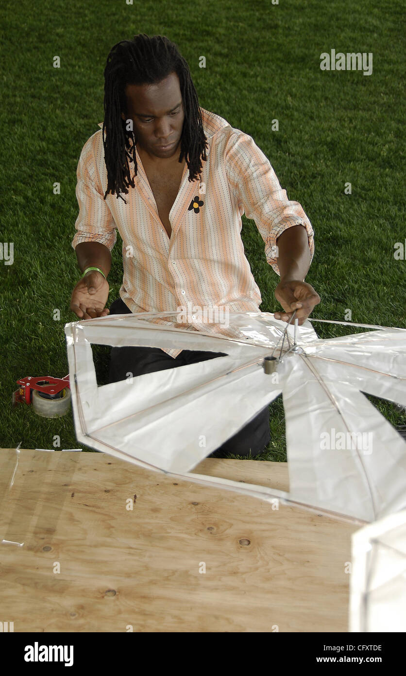 Snowflake Chris April 26, 2007; Indio, CA, USA; CHRIS FISH works on a giant snowflake ...