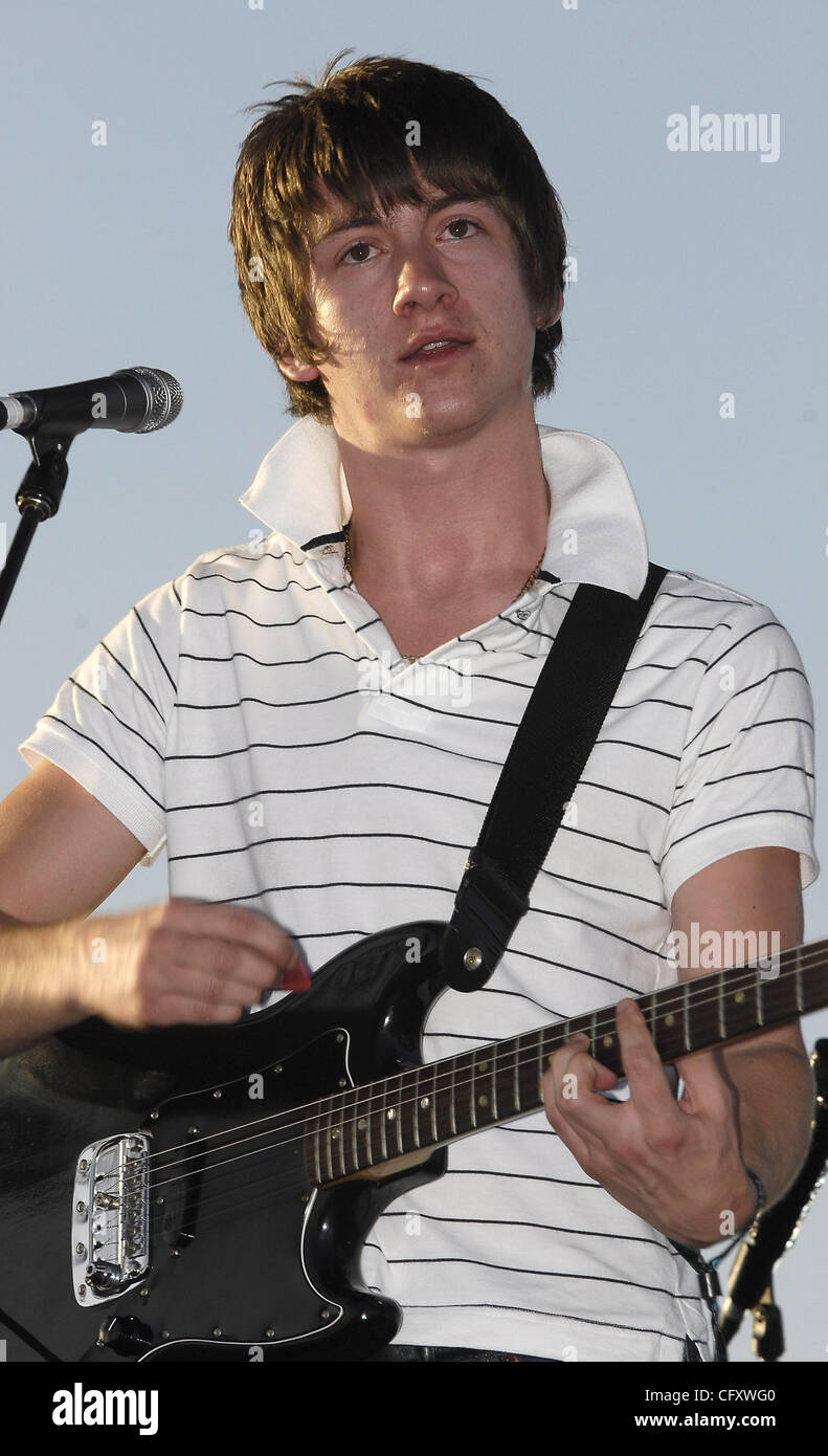 Alex turner 2007 hi res stock photography and images Alamy
