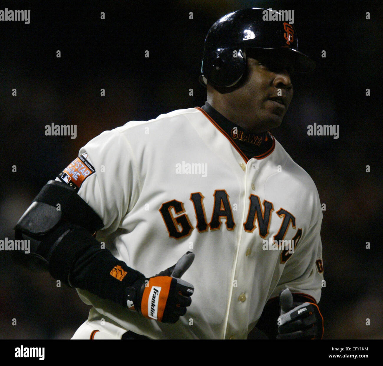 SF Giants' Barry Bonds heads to first base after hitting number