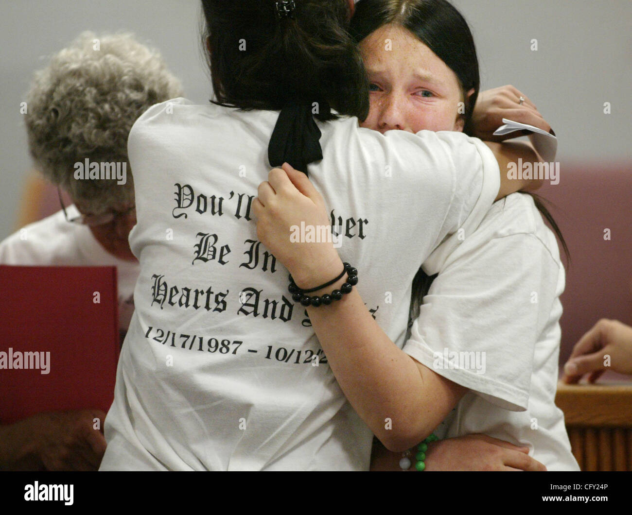 050307 tc met slsnedden-(1of 6)- Staff Photo by Amanda Voisard/ The Palm Beach Post  0037526A --WITH STORY BY Sarah Prohaska ---Fort Pierce--Bobb DeCara sister,  Heaven Laywell, right, is comforted by her cousin while waiting to speak before Judge Conner during the sentencing of Joy Snedden, Thursda Stock Photo