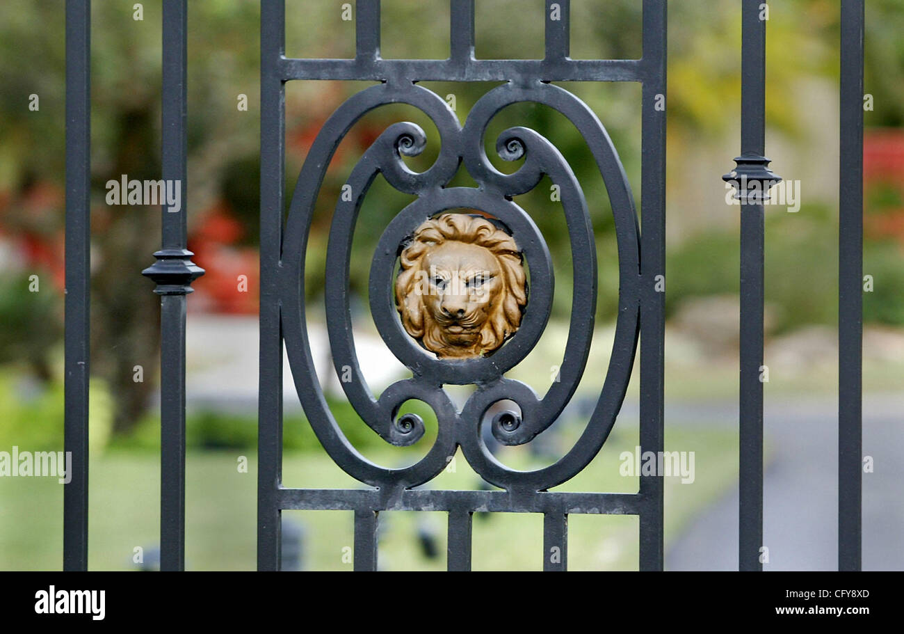 013107 SC met Seminoles (5of6) Staff photo by Bob Shanley / The Palm Beach Post 0032106A With story by John Lantigua-----Big Cypress Seminole Reservation------A lion's head on the gate to a house on the Big Cypress Reservation, Wednesday. 1/10/2007 NOT FOR DISTRIBUTION OUTSIDE COX PAPERS. OUT PALM B Stock Photo