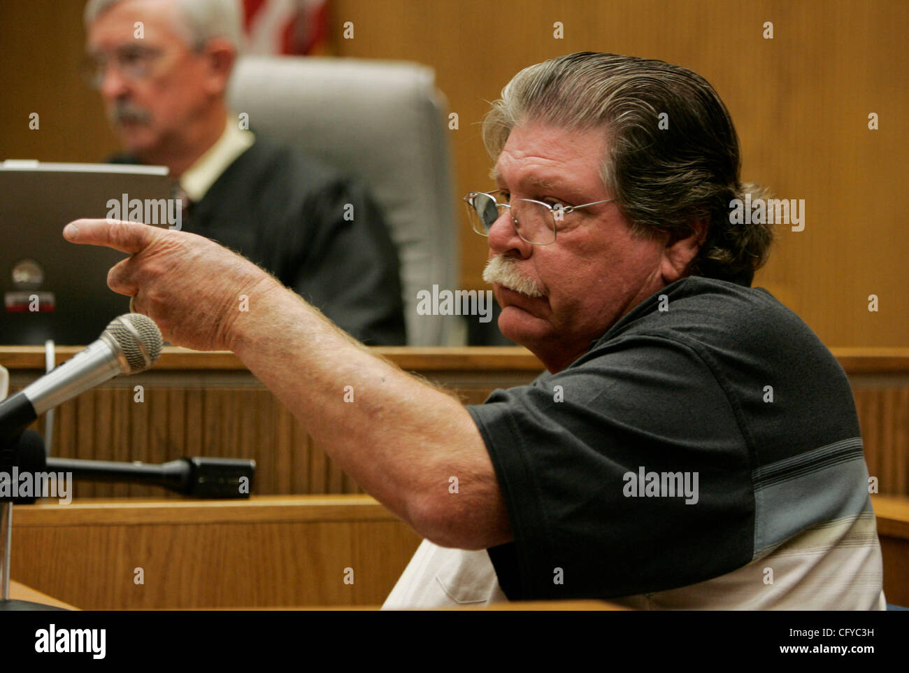 May 14, 2007, El Cajon , CA, USA.  JAMES MAXWELL points out his son-in-law, former Sheriff's deputy LOWELL 'SAM' BRUCE, in court in El Cajon Monday during the preliminary trial in which BRUCE is charged with killing his wife of 11 years, shooting her in the face in the couple's bedroom in front of t Stock Photo