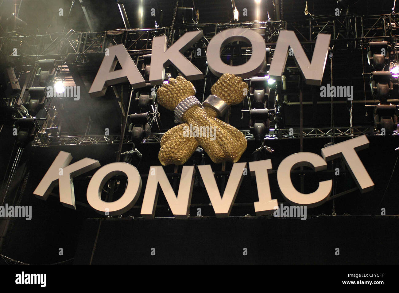 R & B singer, Akon, performing at the Walnut Creek Amphitheater in ...