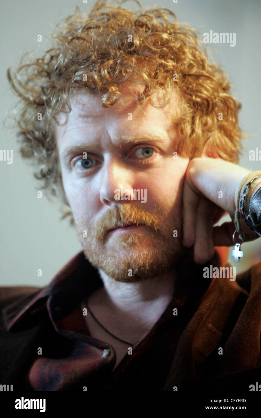 May 16th, 2007, San Diego, California, USA. GLEN HANSARD, star of the movie "Once", talks to a reporter downtown on Wednesday in San Diego, California. _Mandatory Credit: photo by Eduardo Contreras/San Diego Union-Tribune/Zuma Press. copyright 2007 San Diego Union-Tribune Stock Photo