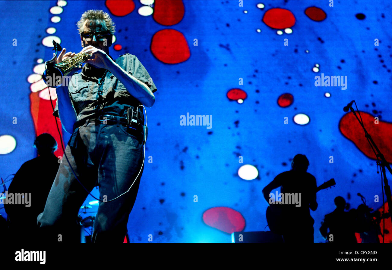 051807 met roger waters 03 Staff Photo By Gary Coronado/The Palm Beach Post 0038098A With Story By Leslie Streeter-- Suburban West Palm Beach--A saxaphone players jams with Roger Waters, formerly of Pink Floyd, performing Pink Floyd songs and "Dark Side of the Moon" at the Sound Advice Amphitheatre  Stock Photo