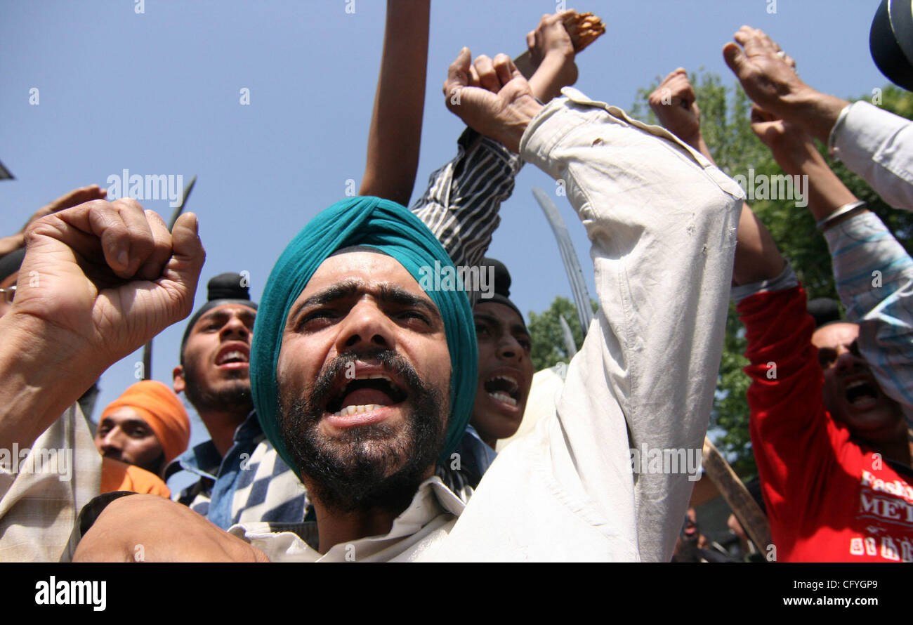 A Kashmiri Sikh shouts slogans during a demonstration against the Dera Sacha Sauda (DSS) in Srinagar, India, Friday, May 18, 2007. Parts of Punjab and Haryana continued to be tense for the fifth day Thursday due to the stand-off between Sikhs and the DSS even as Sikh high priests called for a social Stock Photo