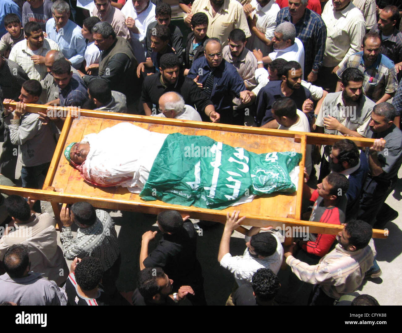 May 21, 2007 - Gaza City, Gaza Strip - Palestinians prepare for the funeral of nine Palestinians killed by an Israeli air strike in Gaza May 21, 2007. Israel launched more strikes against Gaza militants on Sunday, killing nine Palestinians in two aerial assaults, including one that struck the home o Stock Photo