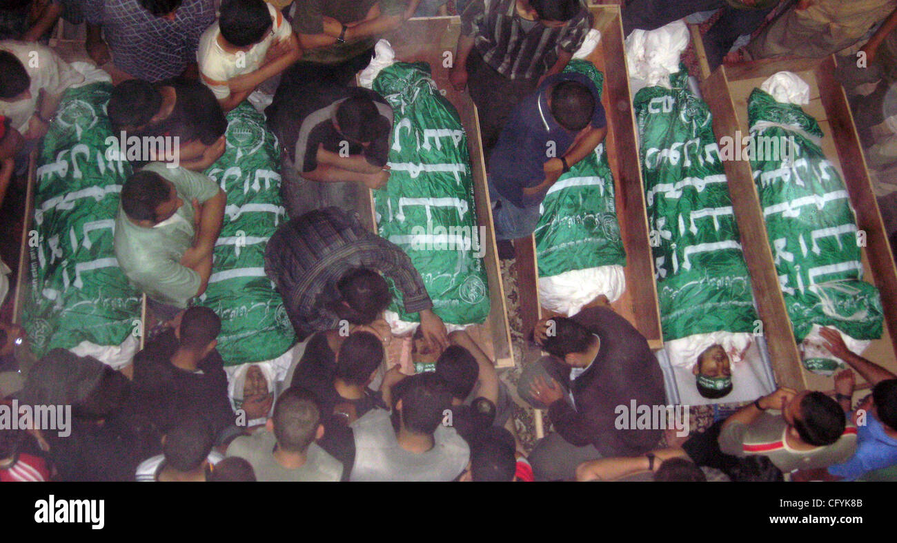 May 21, 2007 - Gaza City, Gaza Strip - Palestinians prepare for the funeral of nine Palestinians killed by an Israeli air strike in Gaza May 21, 2007. Israel launched more strikes against Gaza militants on Sunday, killing nine Palestinians in two aerial assaults, including one that struck the home o Stock Photo