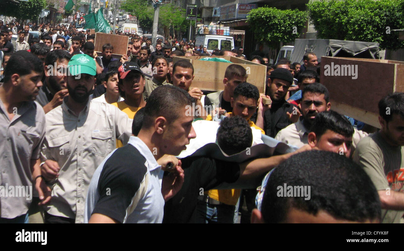 May 21, 2007 - Gaza City, Gaza Strip - Palestinians prepare for the funeral of nine Palestinians killed by an Israeli air strike in Gaza May 21, 2007. Israel launched more strikes against Gaza militants on Sunday, killing nine Palestinians in two aerial assaults, including one that struck the home o Stock Photo