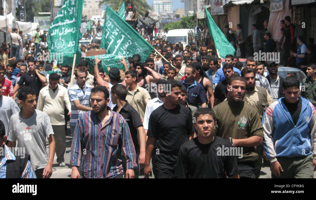 May 21, 2007 - Gaza City, Gaza Strip - Palestinians prepare for the funeral of nine Palestinians killed by an Israeli air strike in Gaza May 21, 2007. Israel launched more strikes against Gaza militants on Sunday, killing nine Palestinians in two aerial assaults, including one that struck the home o Stock Photo