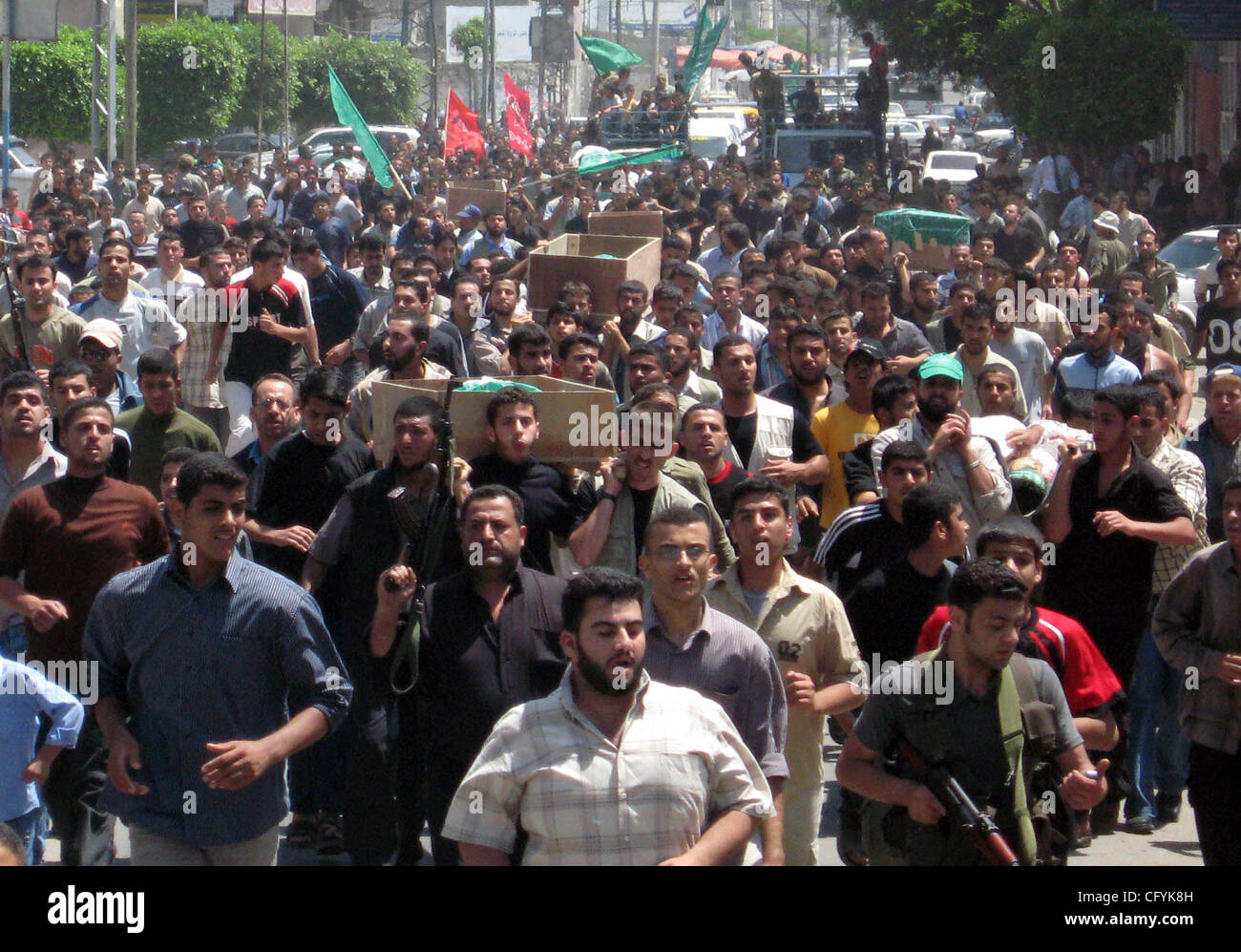 May 21, 2007 - Gaza City, Gaza Strip - Palestinians prepare for the funeral of nine Palestinians killed by an Israeli air strike in Gaza May 21, 2007. Israel launched more strikes against Gaza militants on Sunday, killing nine Palestinians in two aerial assaults, including one that struck the home o Stock Photo