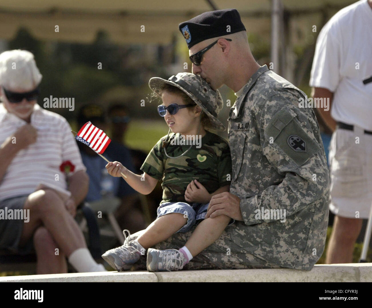 052808 w met parade5 (5of5) Palm Beach Post photo by Cydney Scott / Staff Photographer 0038675A  WELLINGTON - Sgt. Daniel Gelfand sits with his daughter, Jasmine, 3, through the Memorial Day ceremony at Veteran's Park Monday. The pair walked in a brief parade from the community center to the park pr Stock Photo