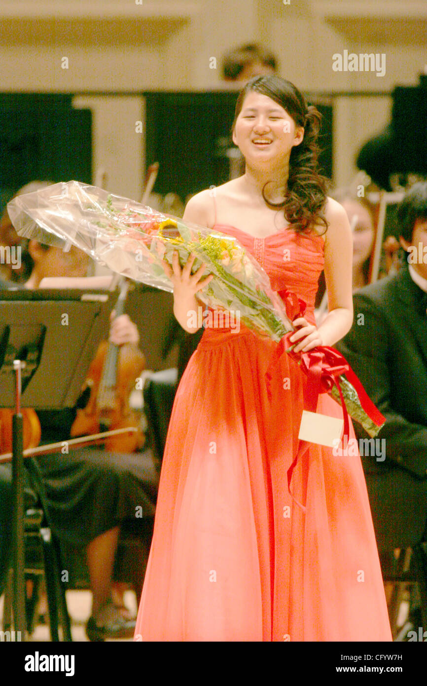 Sara Aomori, Flute and Children's Orchestra Society Young Symphonic Ensemble at Carnegie Hall on June 1, 2007.  Michael Dadap, Music Director and Conductor They are performing ;  HÜE Fantasie for Flute and Orchestra        CHEN YI Celebration HÜE Fantasie for Flute and Orchestra BRAHMS Concerto for  Stock Photo